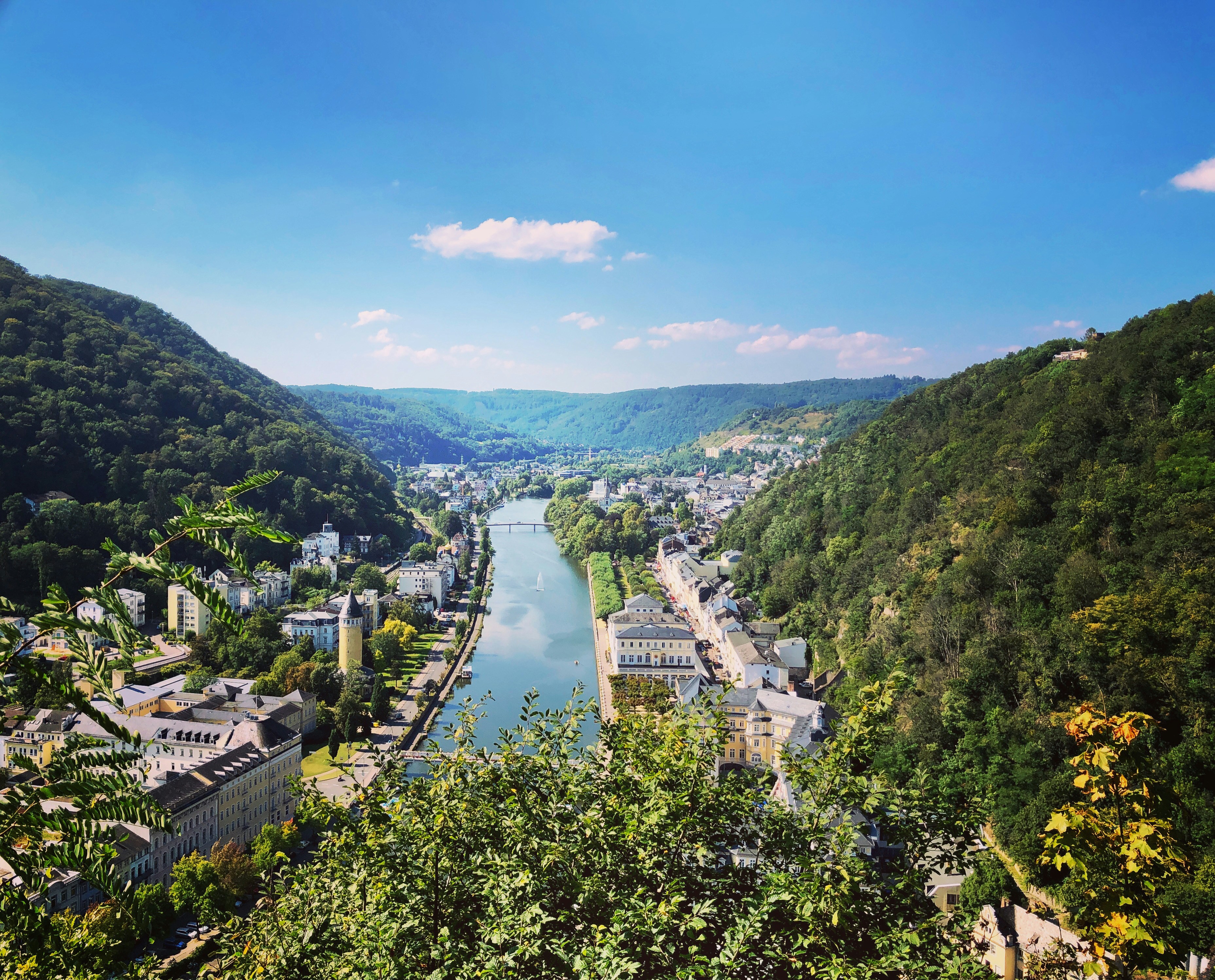 Blick über Bad Ems und die Lahn zwischen bewaldeten Hängen