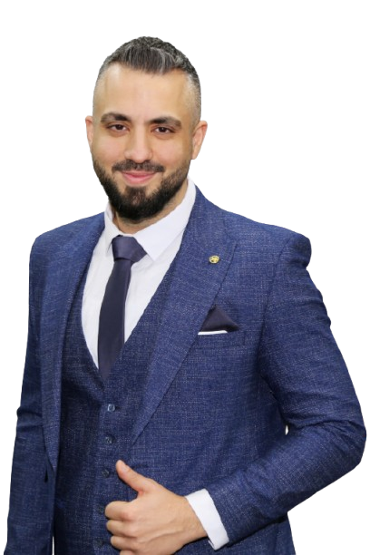 Deniz Basibüyük vor blauem Hintergrund